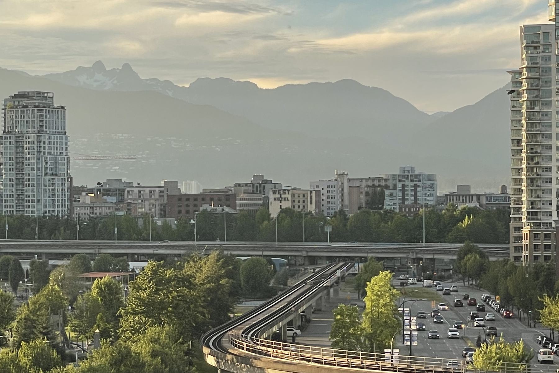 Vancouver en fin de journée, les montagnes derrière la ville